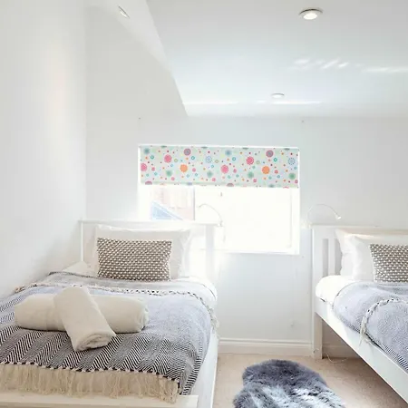 Flora Dora - Luxury - Modern - - Ideal For Groups And Families * Filey