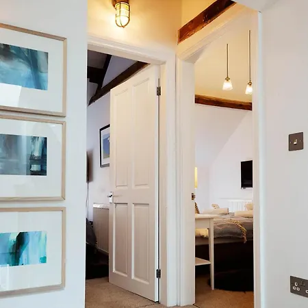 Flora Dora - Luxury - Modern - - Ideal For Groups And Families